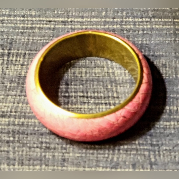 Faux crocodile hot pink leather and gold rim bangle bracelet - Picture 4 of 7